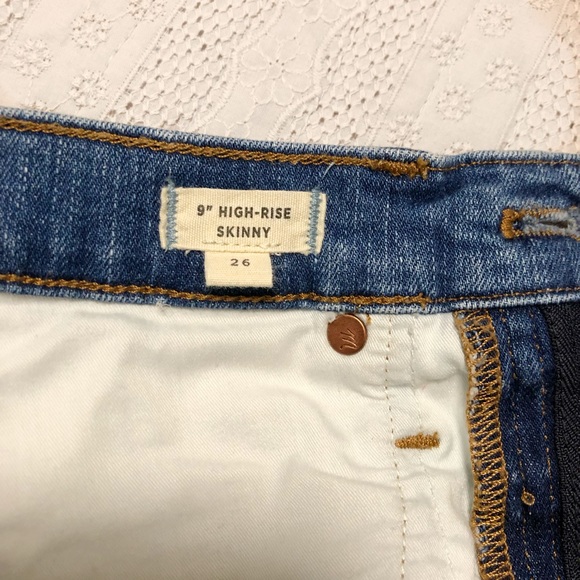 9" High-Rise Skinny Jeans: Destructed-Hem Edition size 26 - Picture 6 of 9